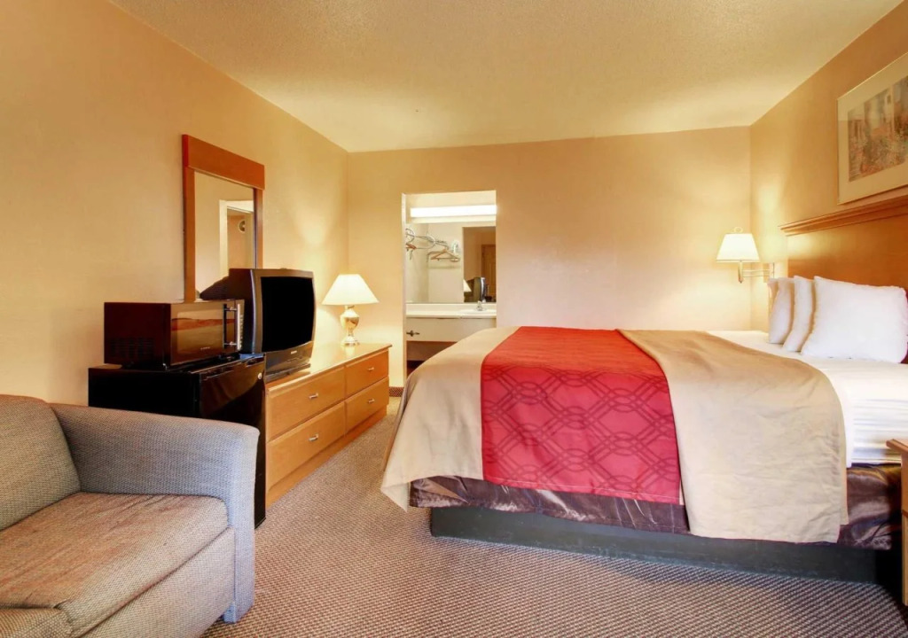 Econo Lodge North