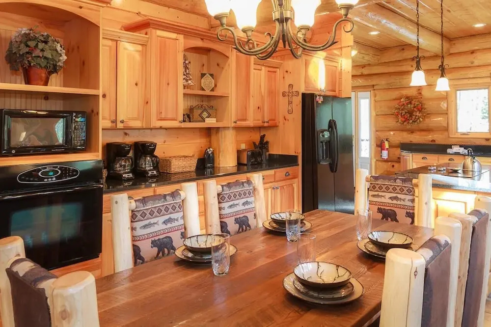 Aiden's Escape - 4 Br cabin by RedAwning