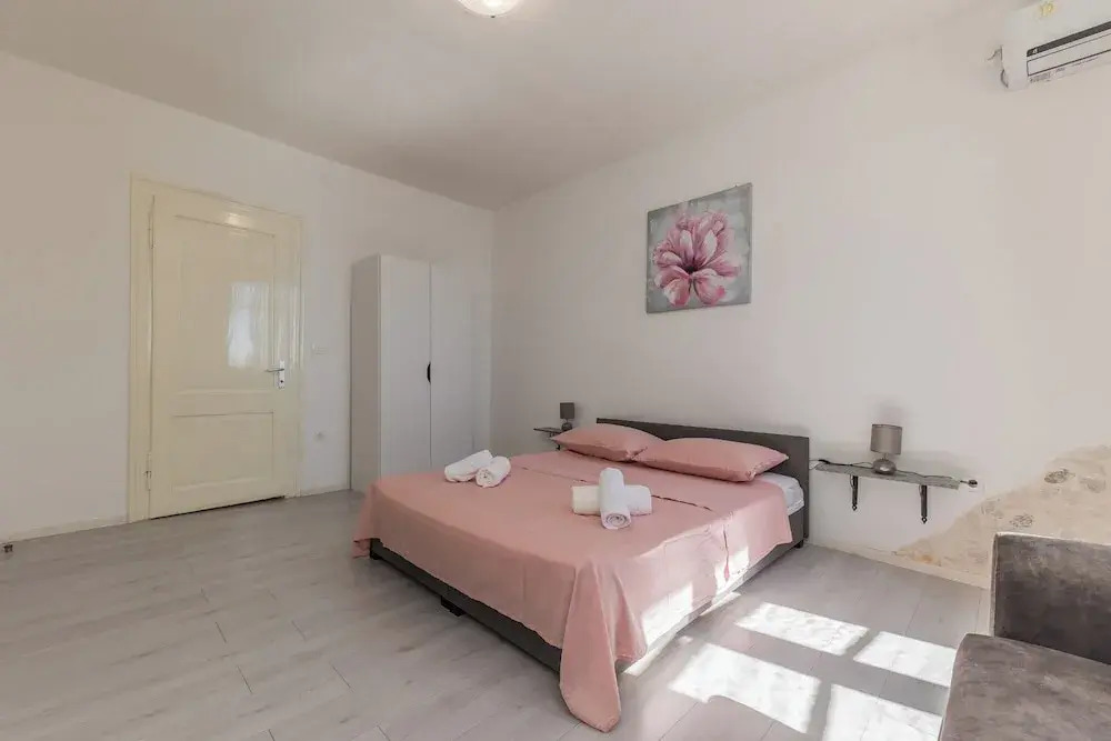 Spacious seafront apartments Karlo