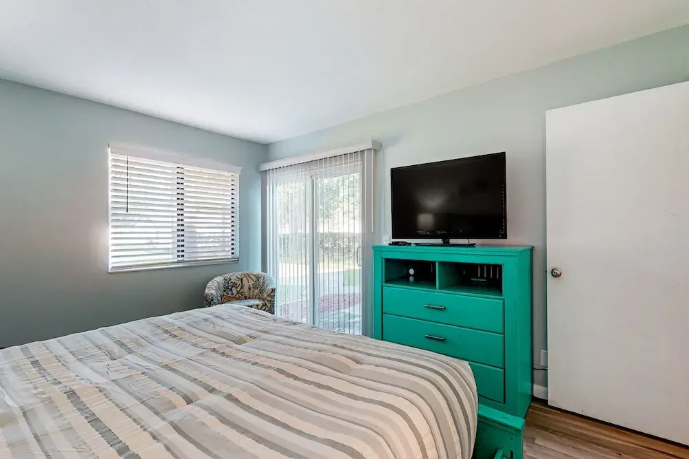 Water-view Dog-friendly Home With Outdoor Space & Entertainment Options