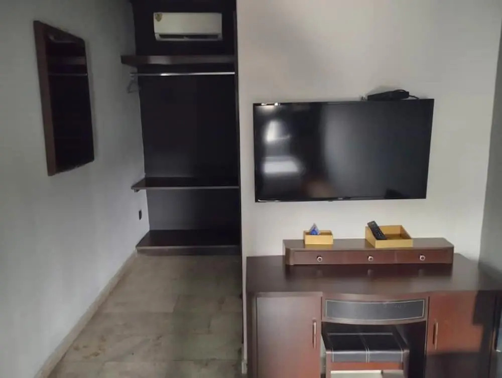 The Crib-Artist Residence