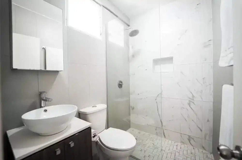 Centrally Located Sunny Apartment Walk to Beaches