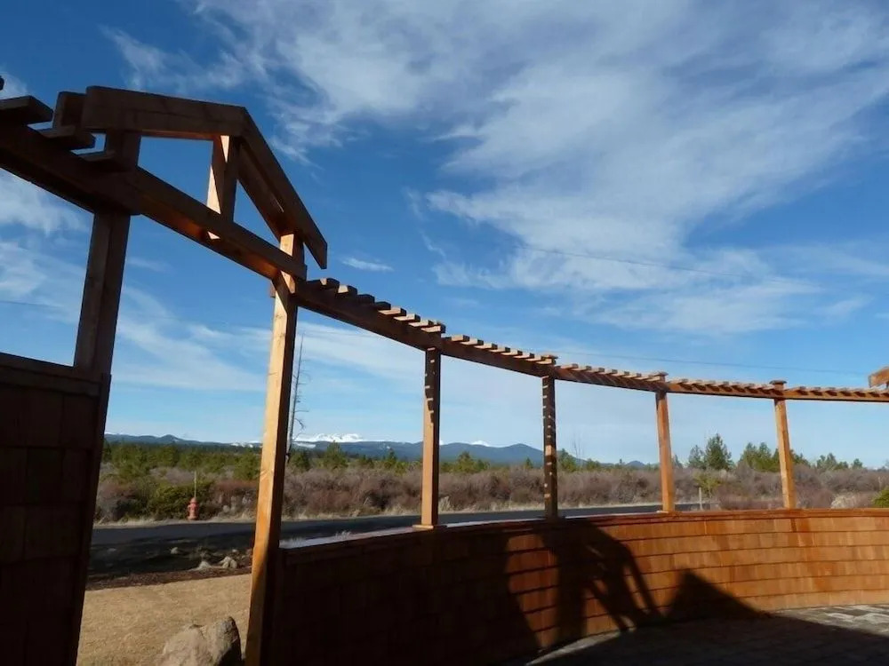 Spacious Five Peaks Home with Soaking Tub and BBQ by RedAwning