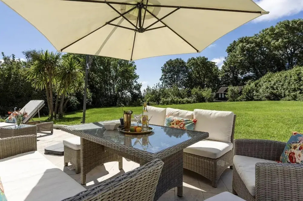 Sleeps10/18-parking-garden-pool-hottub-balcony