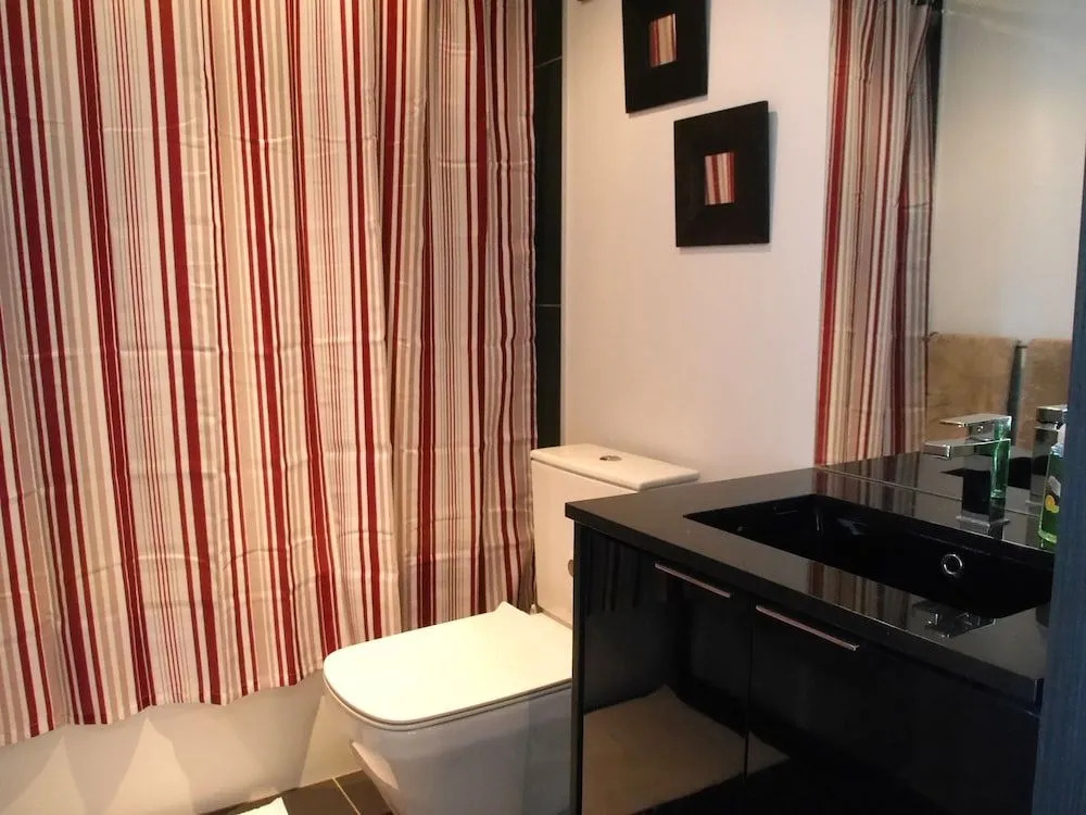 Newly Decorated 2BR Financial District