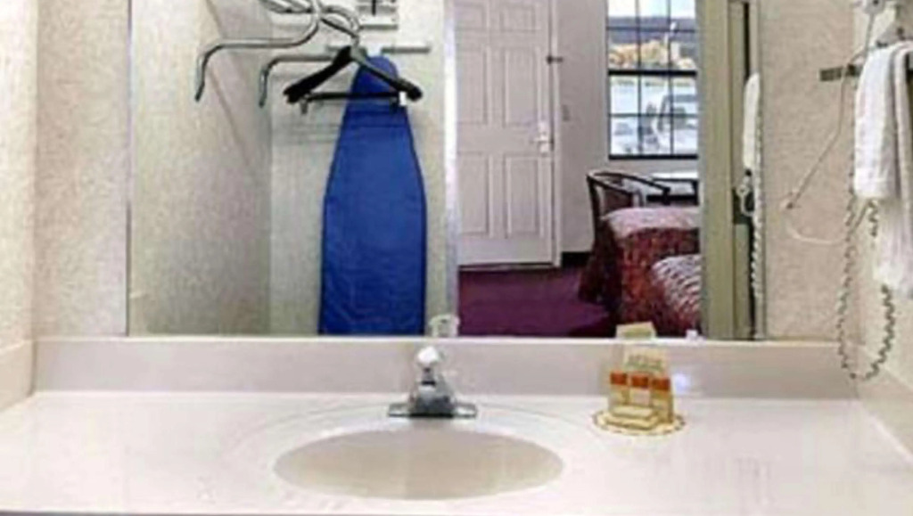 Gray Inn & Suites