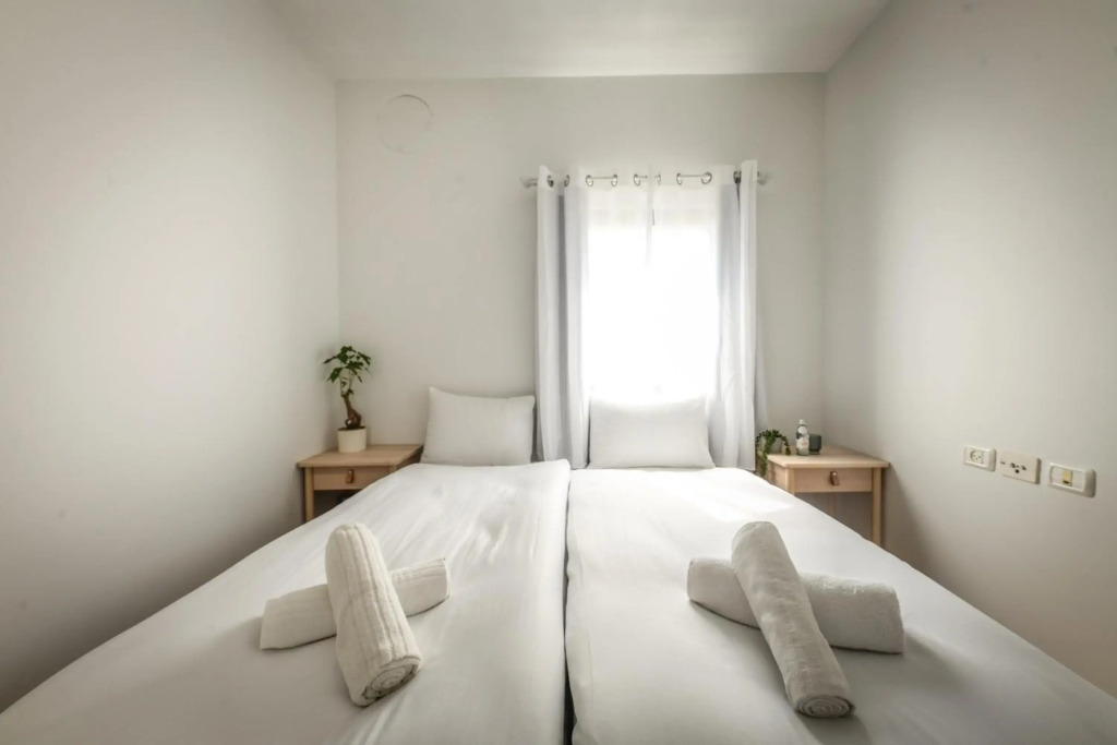Sea View apt on Gordon 10 with Balcony and private parking
