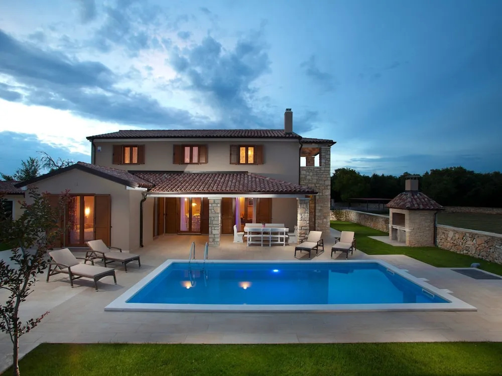 Charming Villa in Sveti Lovrec With Swimming Pool