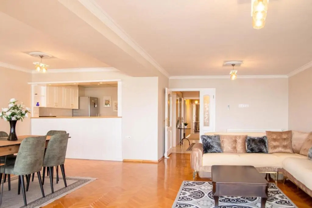 Spacious Flat With Sea View In Zmir Karsiyaka