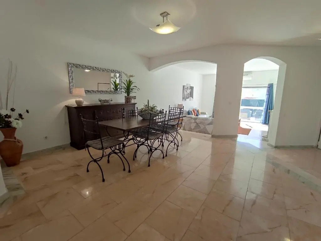 Vila Magna near The Strip with BBQ, AC, Balcony, Parking, 4 TVs and Free wifi