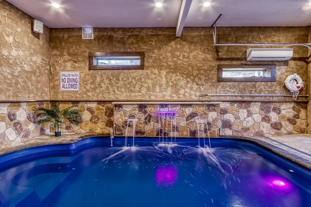 ERN823 - EAGLE FALLS - GREAT LOCATION WITH PRIVATE HEATED INDOOR POOL! CLOSE TO TOWN! cabin