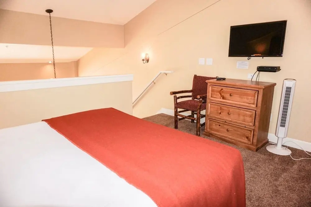 The Mountain Club #318 Village Plaza Studio Loft Suite - I condo