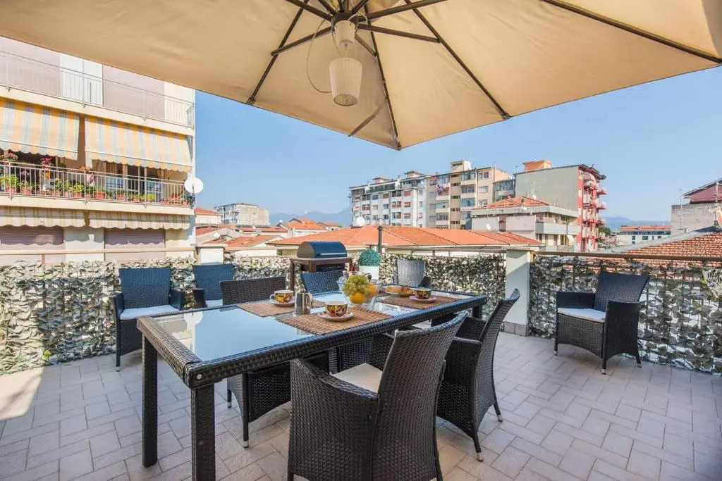 ALTIDO Apt for 8 with huge terrace in Old town of Viareggio