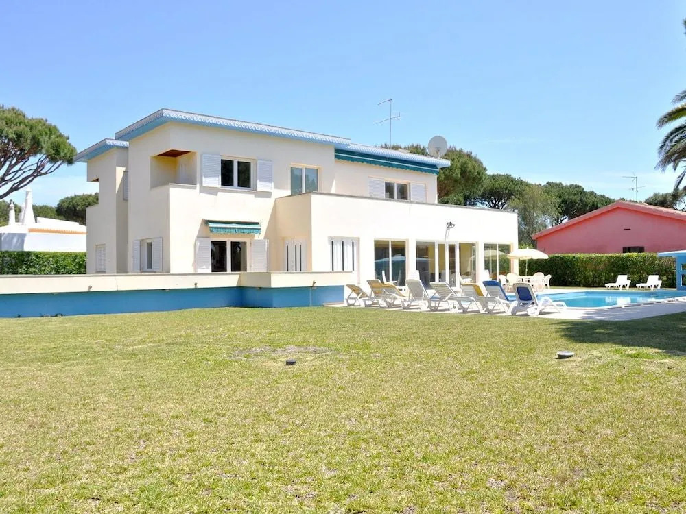 Villa in Vilamoura with Private Pool & BBQ