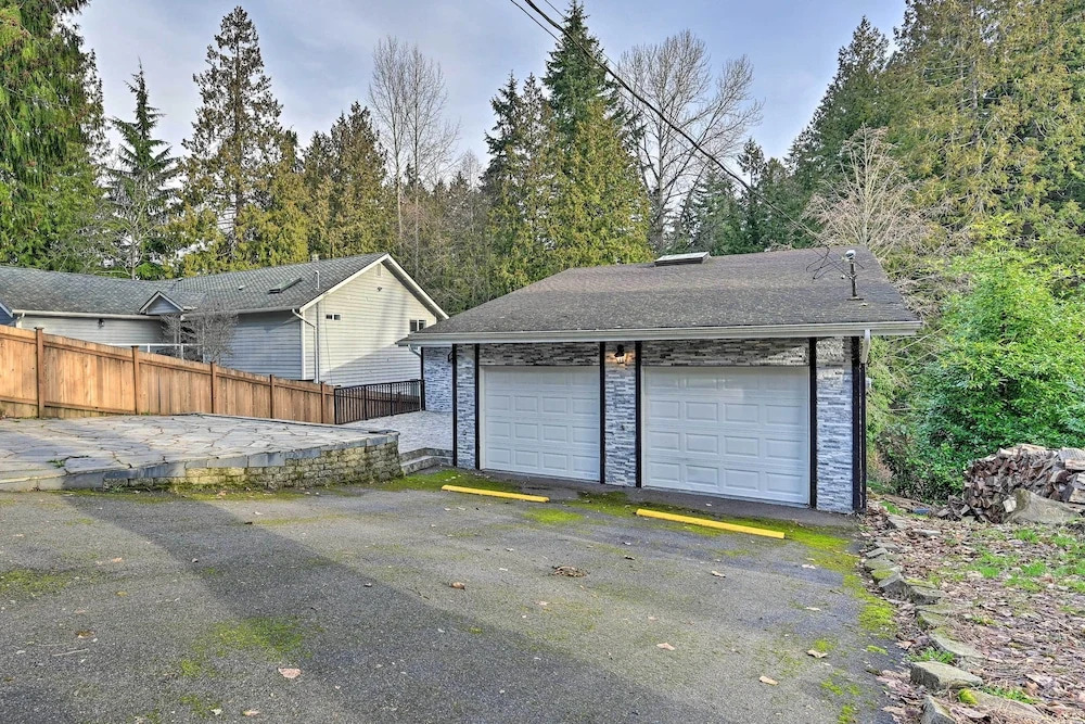 Shoreline Home w/ Deck ~ 14 Mi to Downtown Seattle