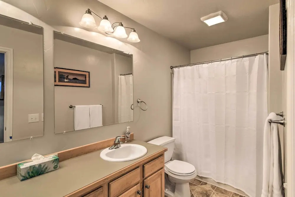 Cozy Anchorage Townhome < Half Mile to Jewel Lake!