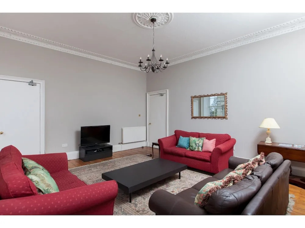Spacious, Elegant 4BR New Town Flat For 9