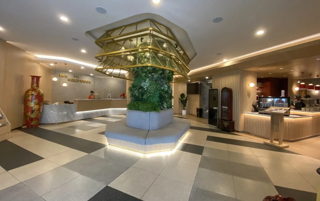 New Hollywood Hotel