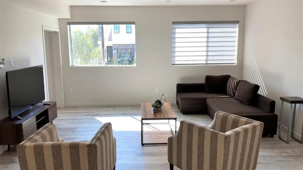 Beautiful and Sunny 3bd 2ba Hollywood Apartment
