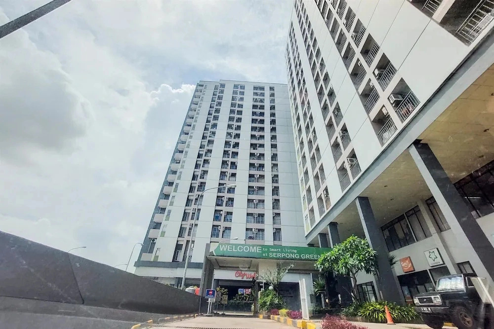 Spacious And Warm Combined Studio Room At Apartment Serpong Greenview