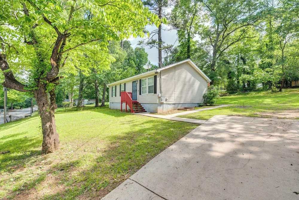 Convenient ATL Home with Yard, 6 Mi to Mercedes-Benz