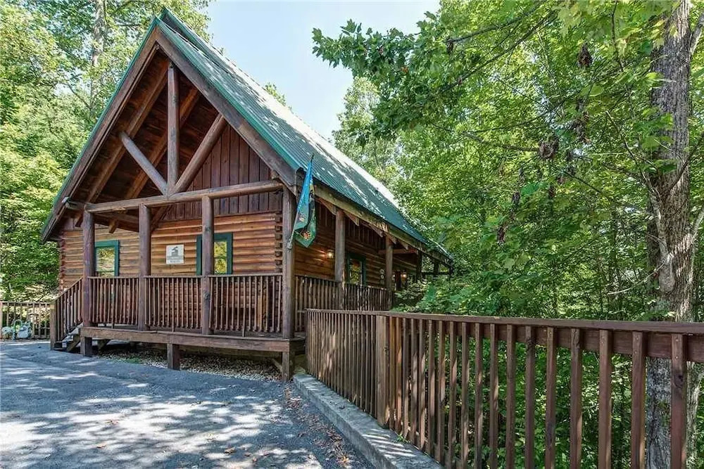 Holly Berry 4 Bedroom Home with Hot Tub