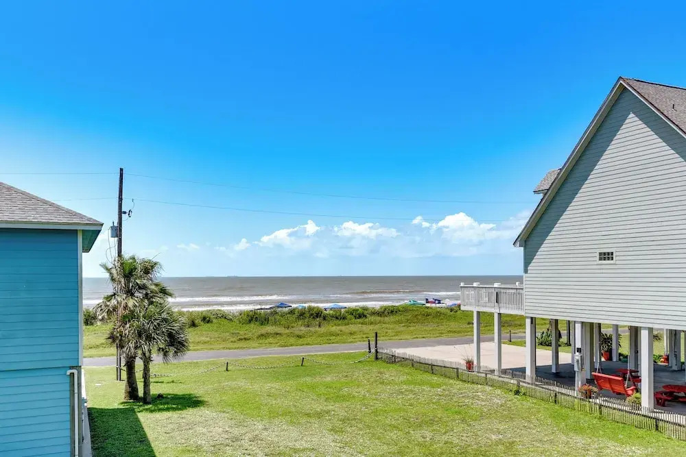 Steps to Crystal Beach! Family & Pet-friendly Home