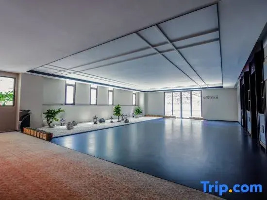 Lailu Minshan Hotel