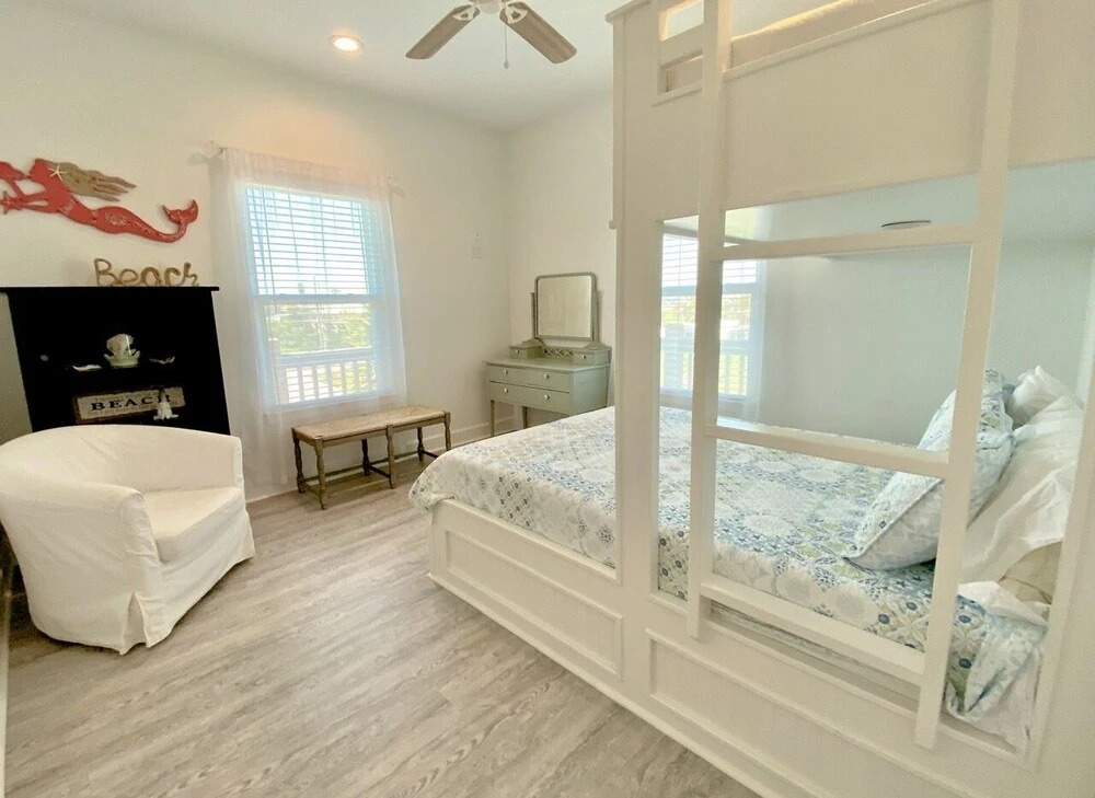 #justawavin' 3 Bedroom Home by RedAwning