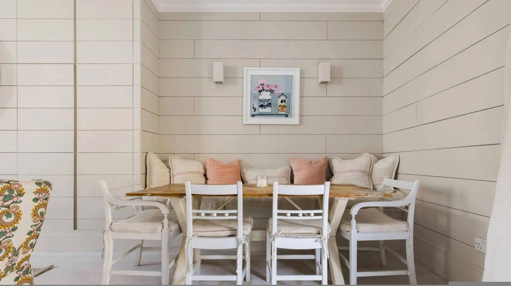 Parkside Mews 3 Bedroom Home With Garden