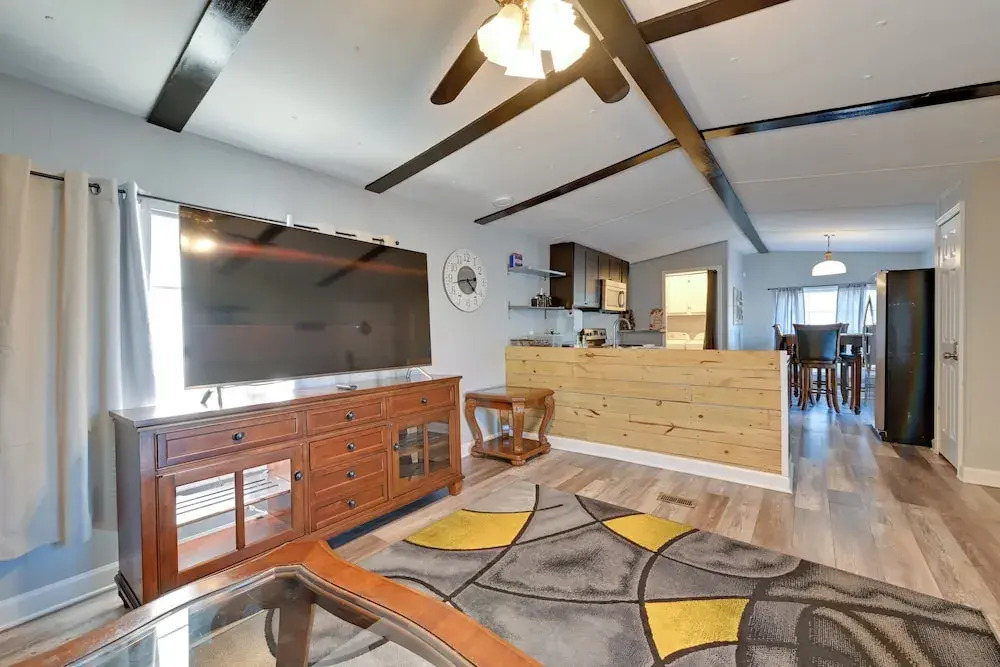 Heart of Greensboro: Pet-friendly Gem 3 Mi to Dtwn