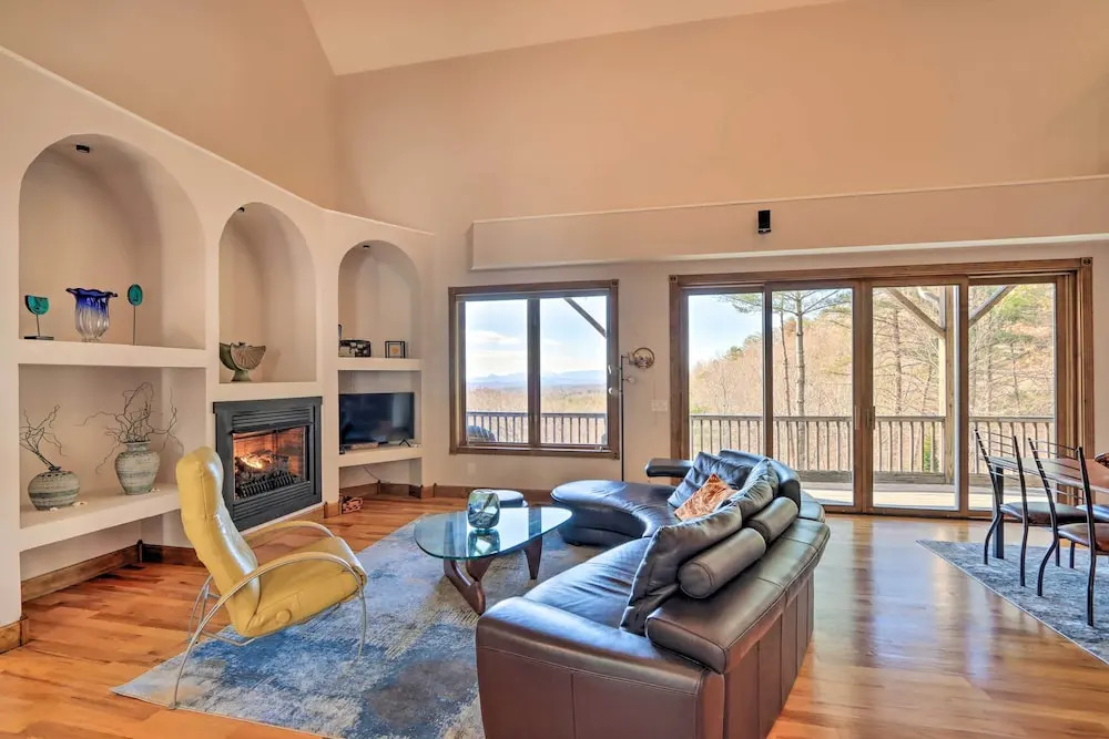 Expansive Murphy Retreat w/ Mountain Views