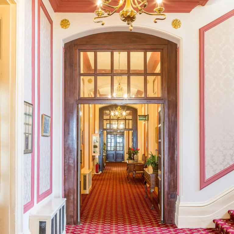 Queens Hotel