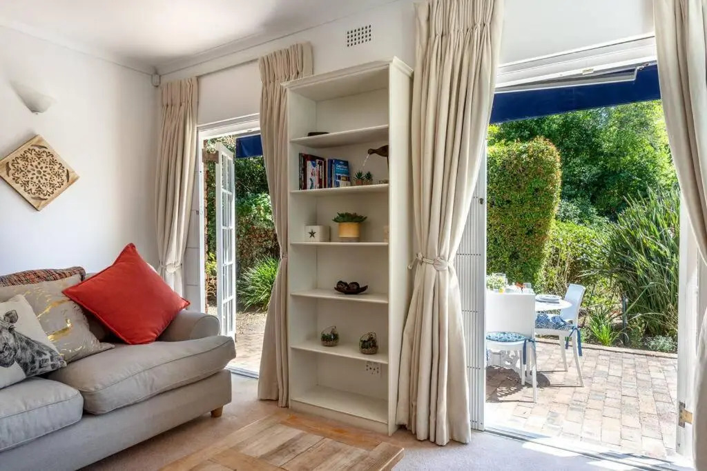 Beautiful 2 bed cottage along Constantia Wine route with pool