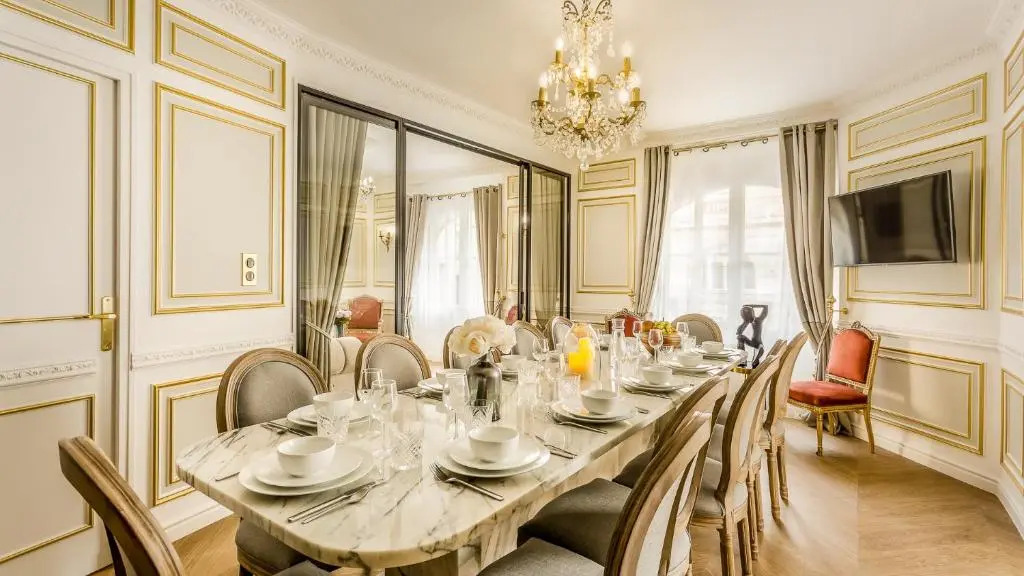 Luxury 6 Bedroom 5 bathroom Palace Apartment - Louvre View
