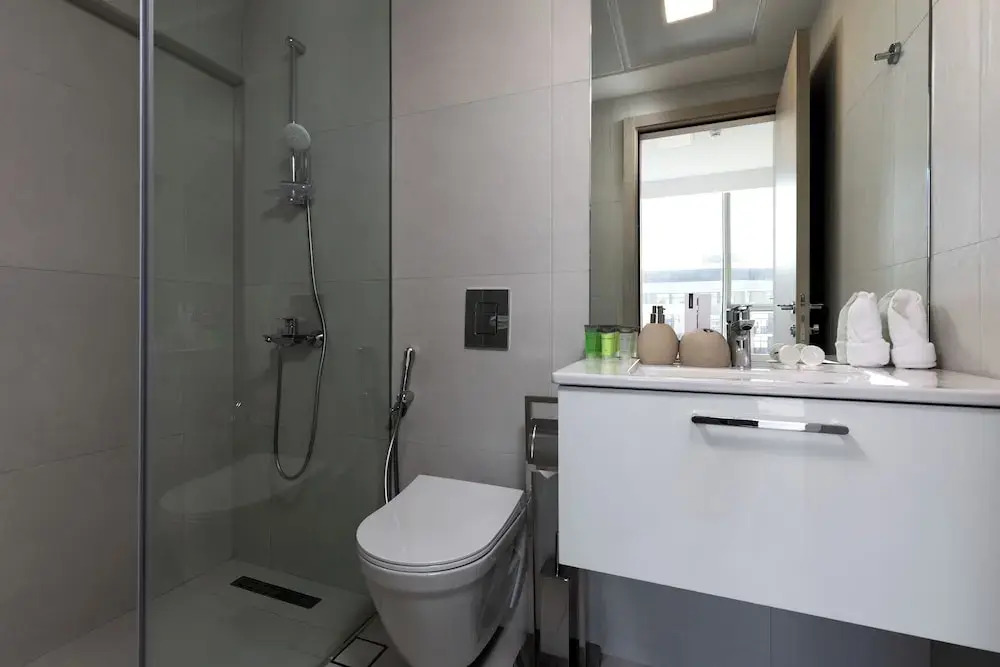 Waves - Urban Chic 1BR Apt With Maid