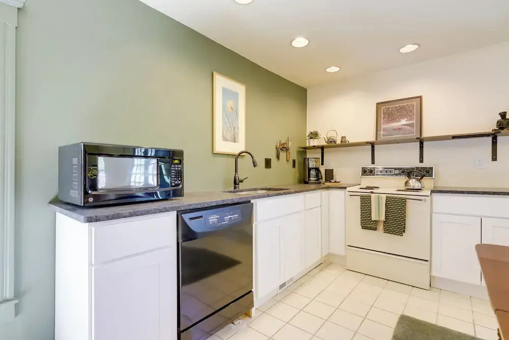 Shared Hot Tub: Historic Cottage, Walk to Elm Park