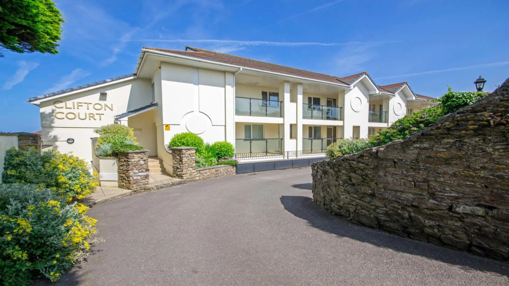 Clifton Court Apt 23 With Seaviews Heated Pool