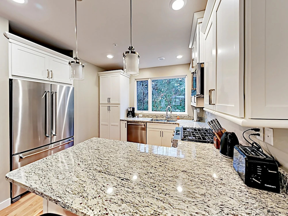 New 4-story Townhome 2 Bedrooms 2.5 Bathrooms Townhouse