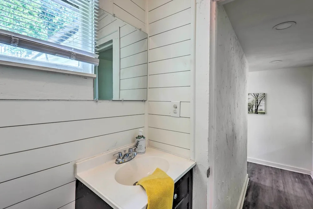 Quaint Leeds Studio w/ Yard ~ 18 Mi to Birmingham!