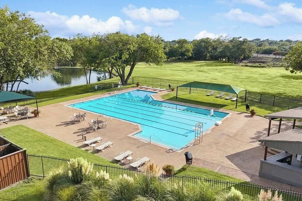 6 Mi to Dtwn Garland: Group Getaway w/ Pool Access
