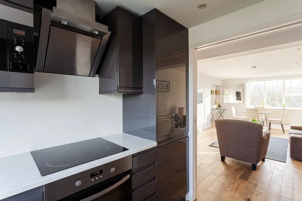 3 Bedrooms 2 Bathrooms Apartment London