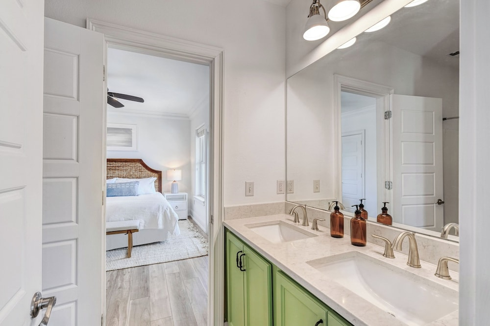 Sleeps 20, Private Pool, Putting Green, Walk to Beach Vitamin Sea by Avantstay