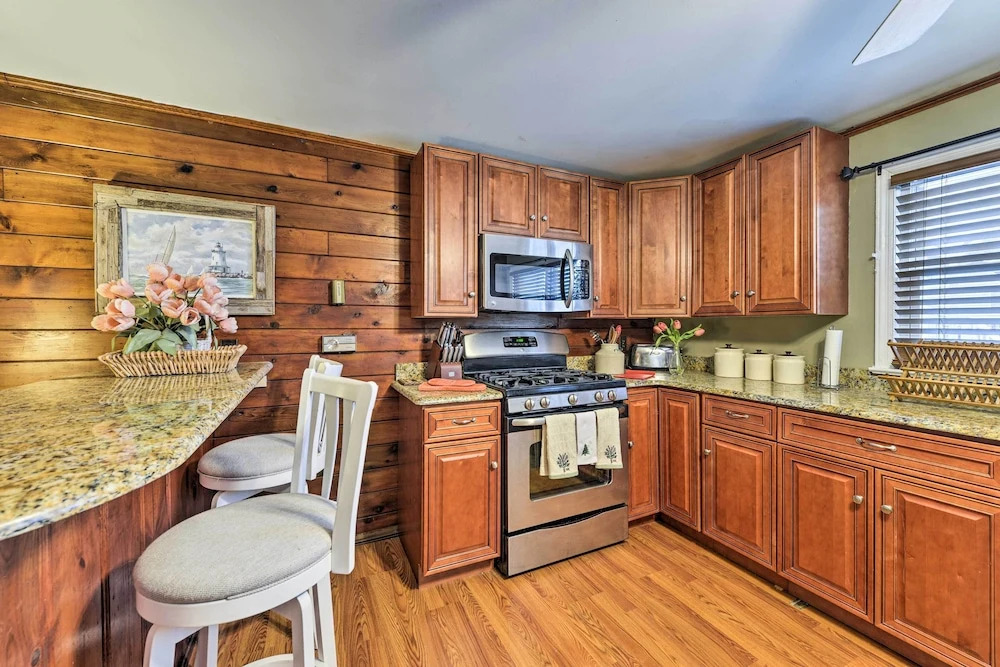 Seaside Park Apt: Outdoor Shower, Walk to Beach!