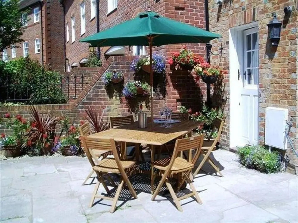 ROOMS AT THE QUAYSIDE - stylish en-suite rooms on Poole Quay all fully refurbed
