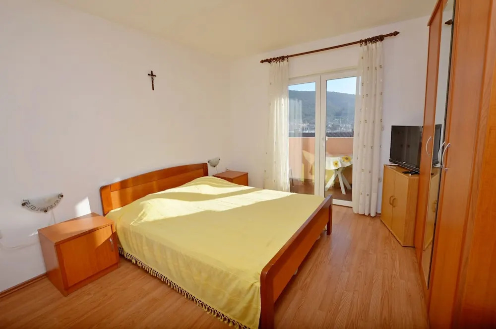 Apartment and Rooms Anton