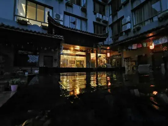 Nongyue Emei Shanju Hostel