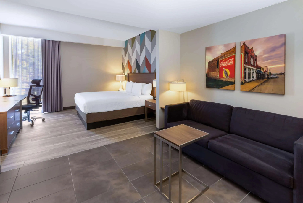 La Quinta Inn & Suites by Wyndham Tulsa Downtown - Route 66