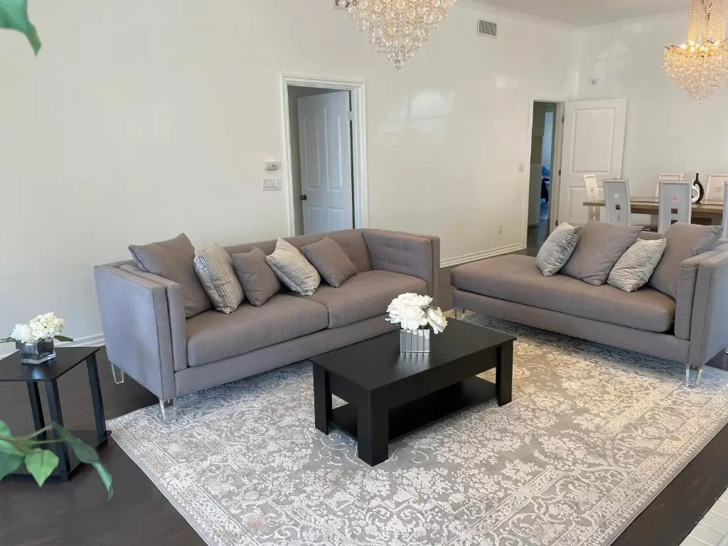 Contemporary 5 bed- 4 bath Beverly Hills Home