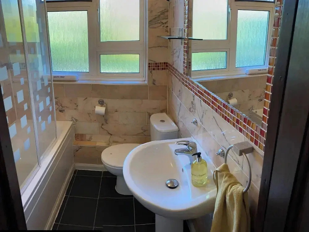 Spacious 2-bedroom London Flat With Balconies, Near Tube & Transport Links